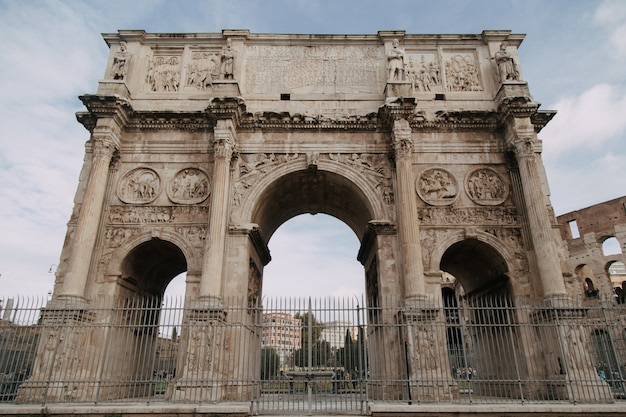 aereo da sotto l'Arco di Adriano a Roma