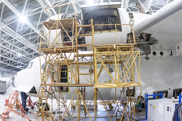 aereo da trasporto bianco nell'hangar dell'aviazione