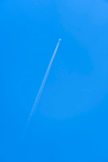 Aereo di linea con scia di vapore contro un cielo blu