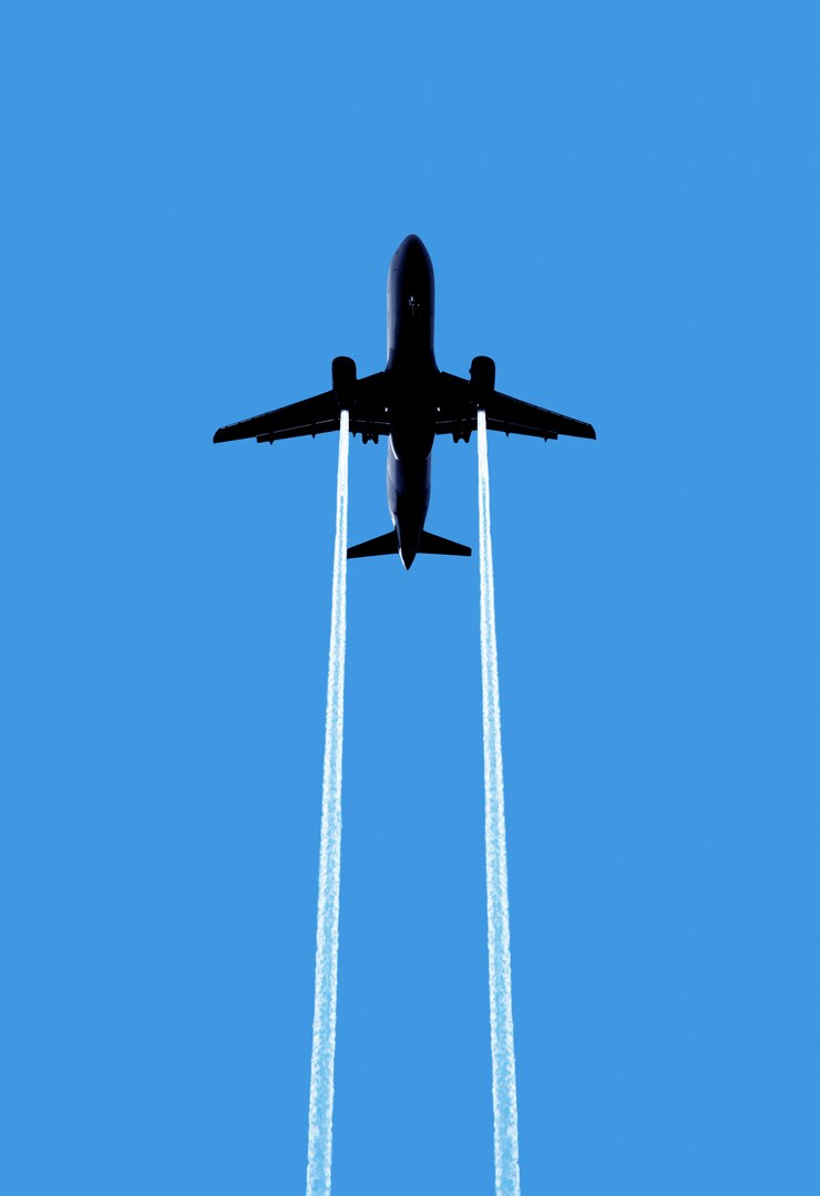Foto aereo di linea con scia gas di scarico