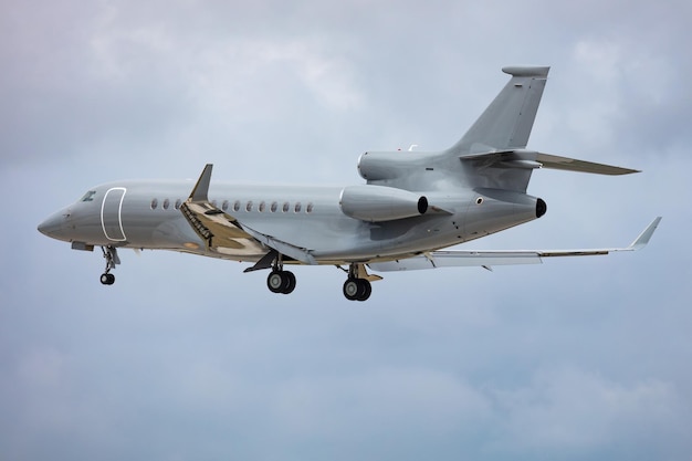 Aereo di trasporto militare senza titolo alla base aerea Aeroporto e campo d'aviazione Operazione di volo dell'aeronautica e dell'esercito Aviazione e aeromobili Ascensore aereo Industria militare Volare e volare Tema commerciale