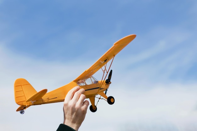 Aereo giallo sopra il cielo