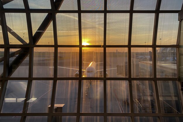 Aereo in attesa di passeggeri con una bellissima luce del tramonto