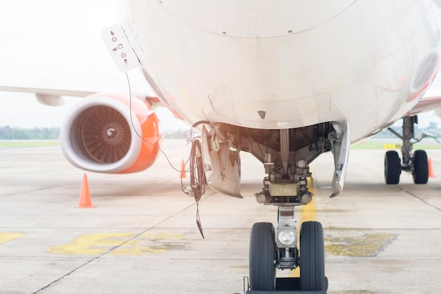 Aereo in preparazione per il decollo in aeroporto internazionale.