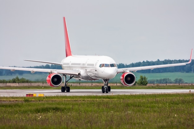 Aereo in rullaggio dalla pista