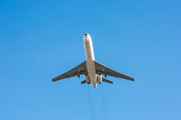 Aereo in un cielo blu