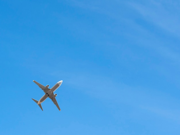 Aereo in volo in cielo blu chiaro con copia-spazio. Trasporto aereo