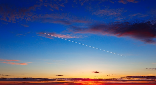 Aereo nel cielo sullo sfondo dell'alba.