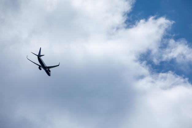 Aereo nel concetto di viaggio nel cielo