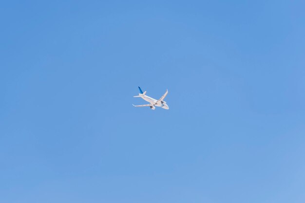 Aereo passeggeri bianco con turisti che volano nel cielo blu