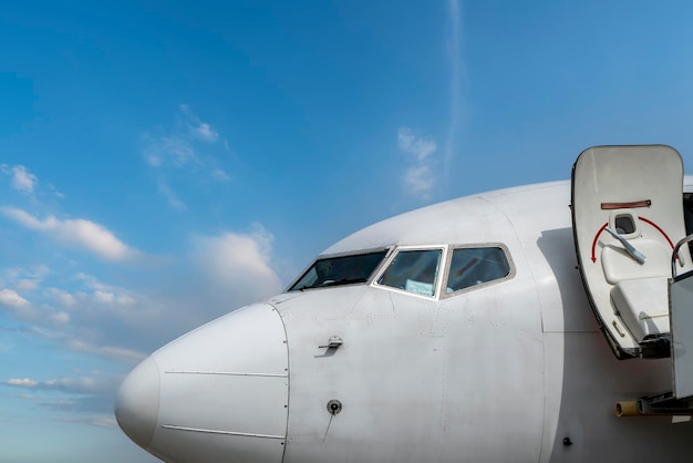 Aereo passeggeri del grembiule dell'aeroporto all'aperto