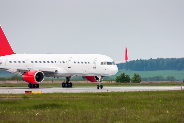 Aereo passeggeri in rullaggio dalla pista