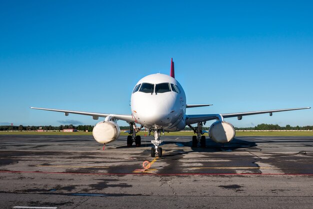 Aereo passeggeri in un parcheggio con motori protetti e collegato a un alimentatore esterno