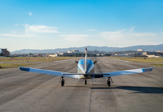 Aereo preparato prima del decollo sulla pista dell'aeroporto di Sabadell