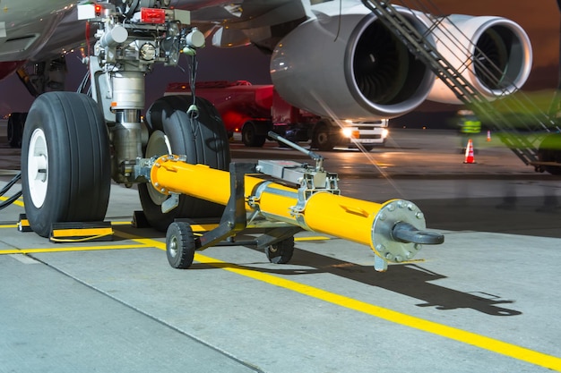 Aereo pronto per spingere la parte posteriore del carrello di traino sul carrello di atterraggio anteriore del telaio.