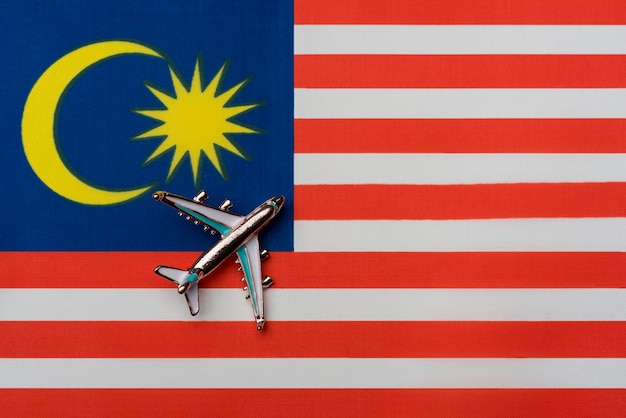 Aereo sopra la bandiera della Malesia il concetto di viaggio