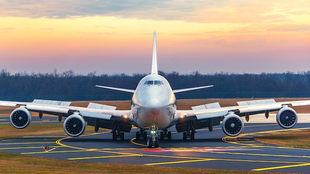 Aereo sulla pista contro il cielo durante il tramonto