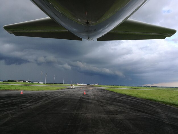 Aereo sulla pista contro il cielo