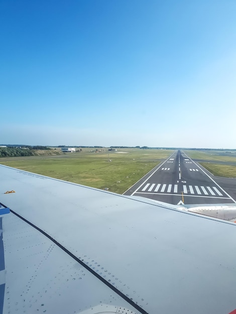 Aereo sulla pista contro un cielo blu limpido