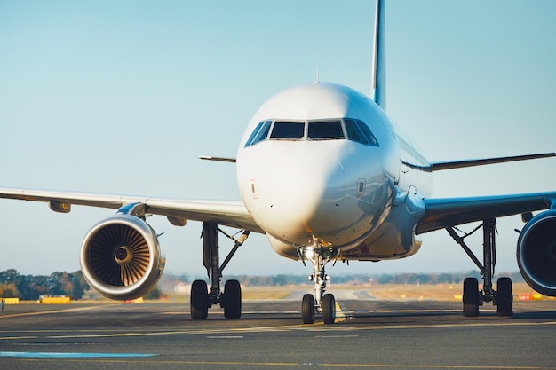 Aereo sulla pista contro un cielo limpido