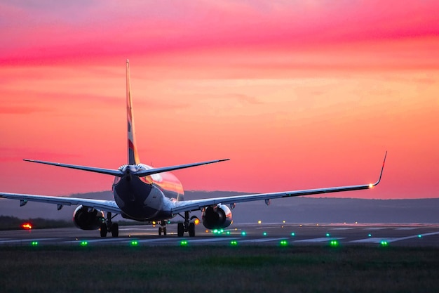 Aereo sulla pista dell'aeroporto durante il tramonto