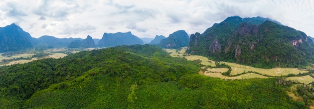 Aereo: Vang Vieng destinazione di viaggio con zaino e sacco a pelo in Laos, Asia