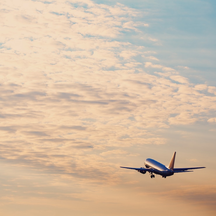 Foto aeroplano che decolla al cielo di tramonto