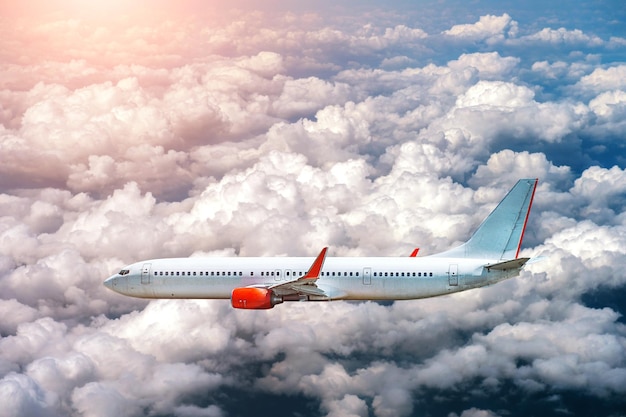Aeroplano che vola in cielo