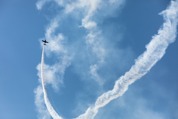 Aeroplano con una traccia di fumo