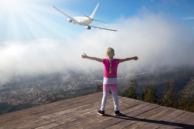 Aeroplano e ragazza al tramonto