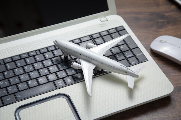 Aeroplano giocattolo con un computer portatile