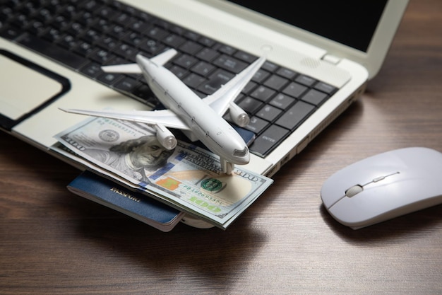 Aeroplano giocattolo con un computer portatile