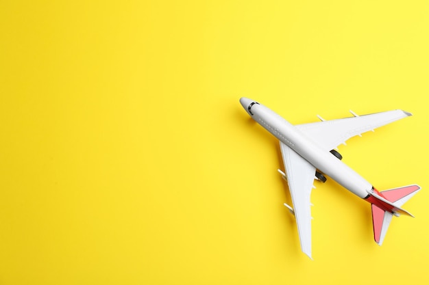 Aeroplano giocattolo su sfondo giallo vista dall'alto Spazio per il testo