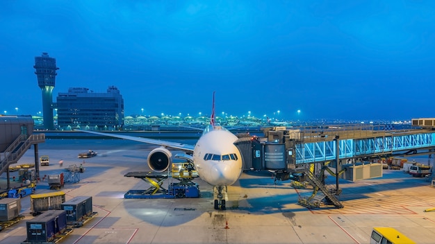 Aeroplano in fase di preparazione per il decollo in aeroporto internazionale