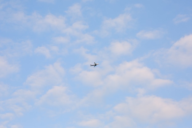 Aeroplano nel cielo con le nuvole