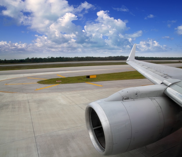 Aeroplano nell'ala dell'aereo della strada della pista di atterraggio