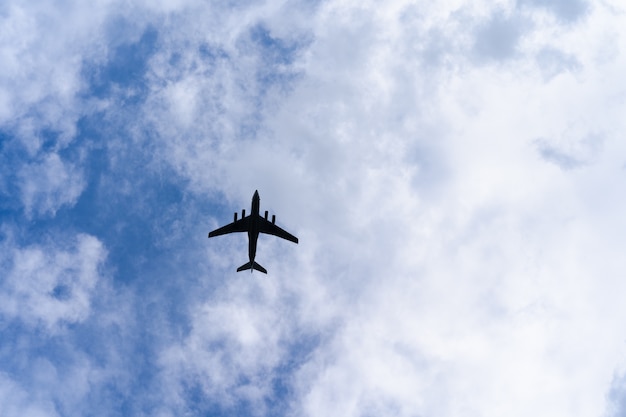 Aeroplano sul cielo blu con nuvole