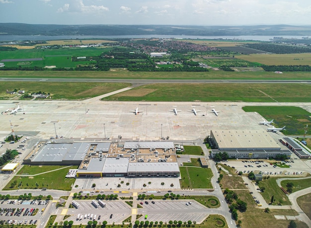 Aeroporto con vista aerea di aeroplani