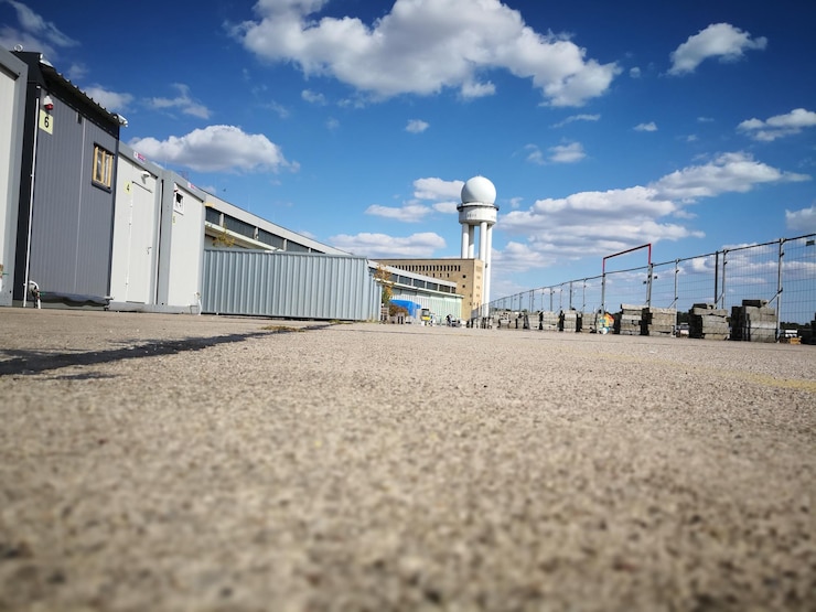 Foto aeroporto di tempelhof vista a basso angolo del ponte contro il cielo