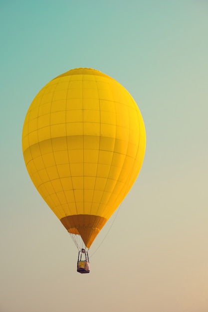 Aerostato di aria calda d&#39;epoca che vola sul cielo. concetto di viaggio e trasporto aereo -vintage e retro effetto effetto filtro