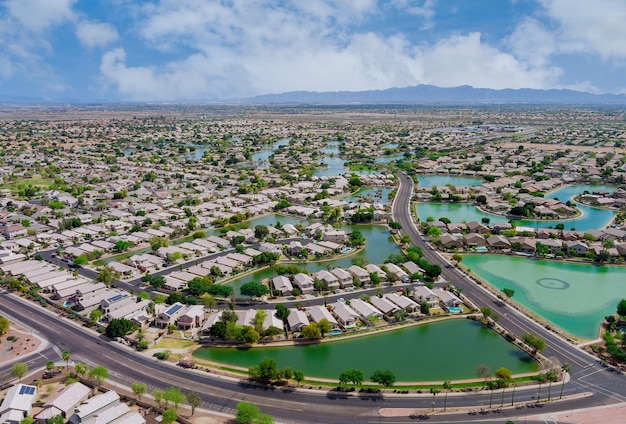 Affacciato su una piccola città a Avondale nel deserto dell'Arizona, vicino alla capitale dello stato Phoenix