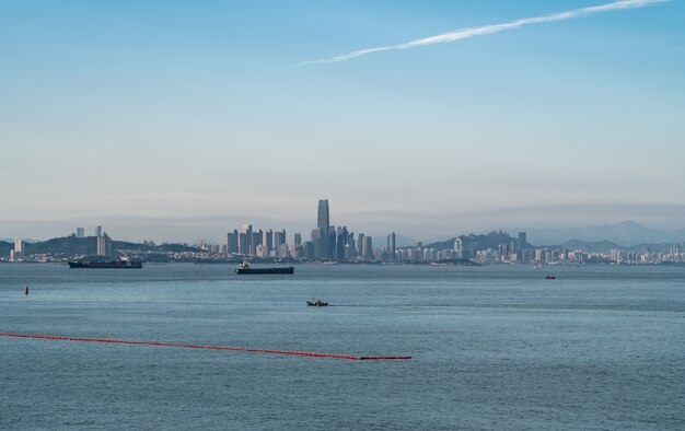 Affacciato sullo skyline della costa della città di Qingdao