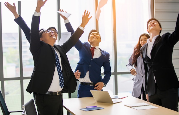 Affare creativo del gruppo - uomini e donna che lavorano all'ufficio.