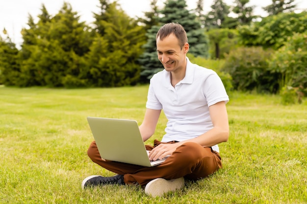 affari all'aperto, uomo con laptop nel parco.