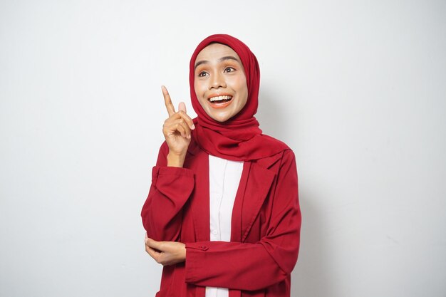 Affari asiatici donna musulmana ini rosso casuale sorridente felice e guardando fiducioso