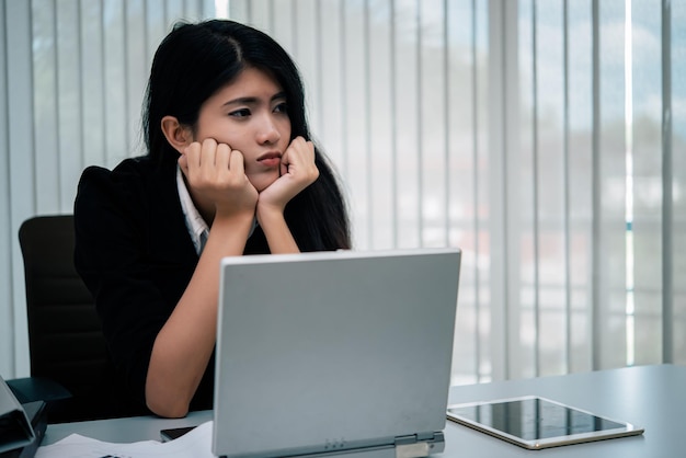 Affari asiatici Stanco dal lavoroIl lavoratore si rilassa dal lavoro sulla scrivaniaLa gente della Thailandia