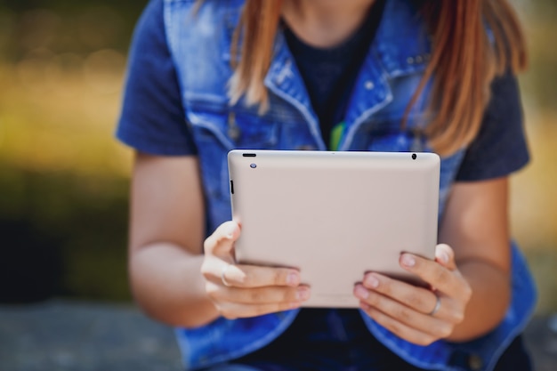 Affari aziendali, Internet La gente lavora sul tablet outdor