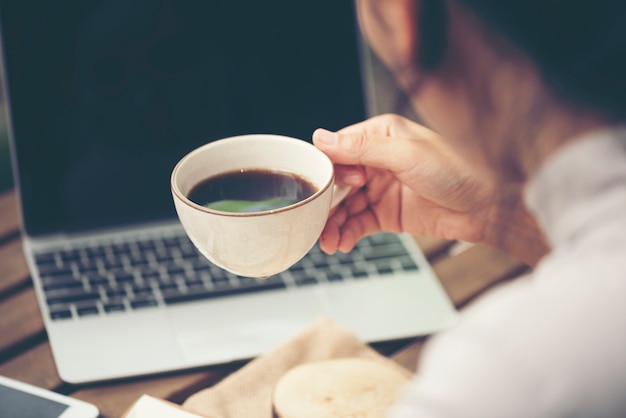 Affari che lavorano con il caffè, la mattina