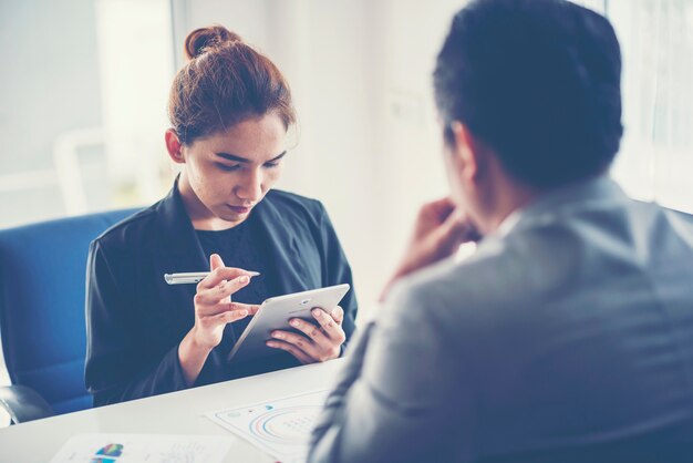 affari che lavorano nel concetto di ufficio moderno