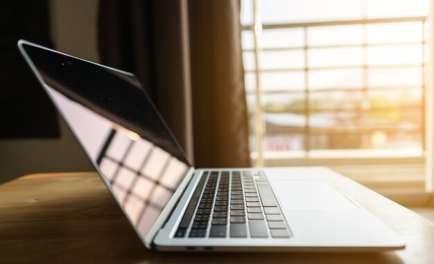 Affari che lavorano su computer tablet Primo piano estremo Donna mani sulla tastiera mano d'affari